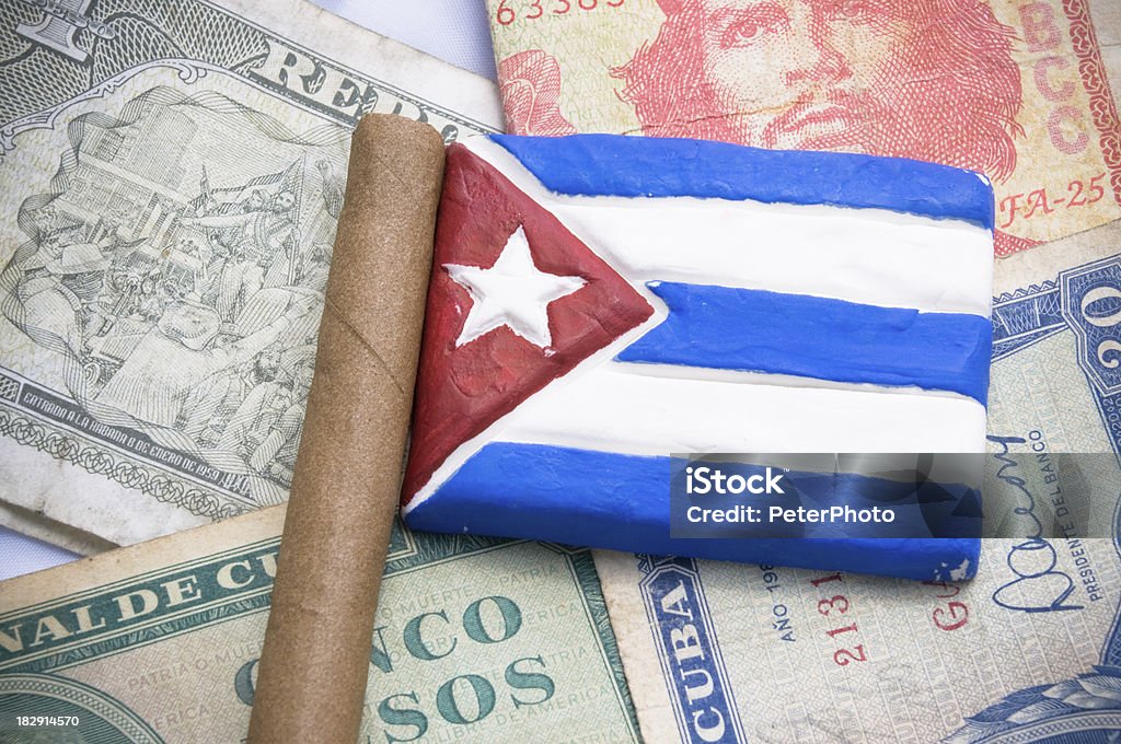 Drapeau cubain sur peso de l'argent - Photo de Cigare libre de droits