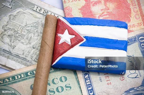 Photo libre de droit de Drapeau Cubain Sur Peso De Largent banque d'images et plus d'images libres de droit de Cigare - Cigare, Cuba, Drapeau