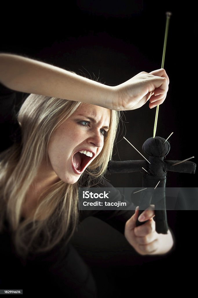 Mujer enojada con muñeco de vudú - Foto de stock de Muñeco de vudú libre de derechos