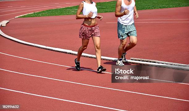 Corredores Da Pista De Corrida - Fotografias de stock e mais imagens de 400 Metros - 400 Metros, Correr, Adulto