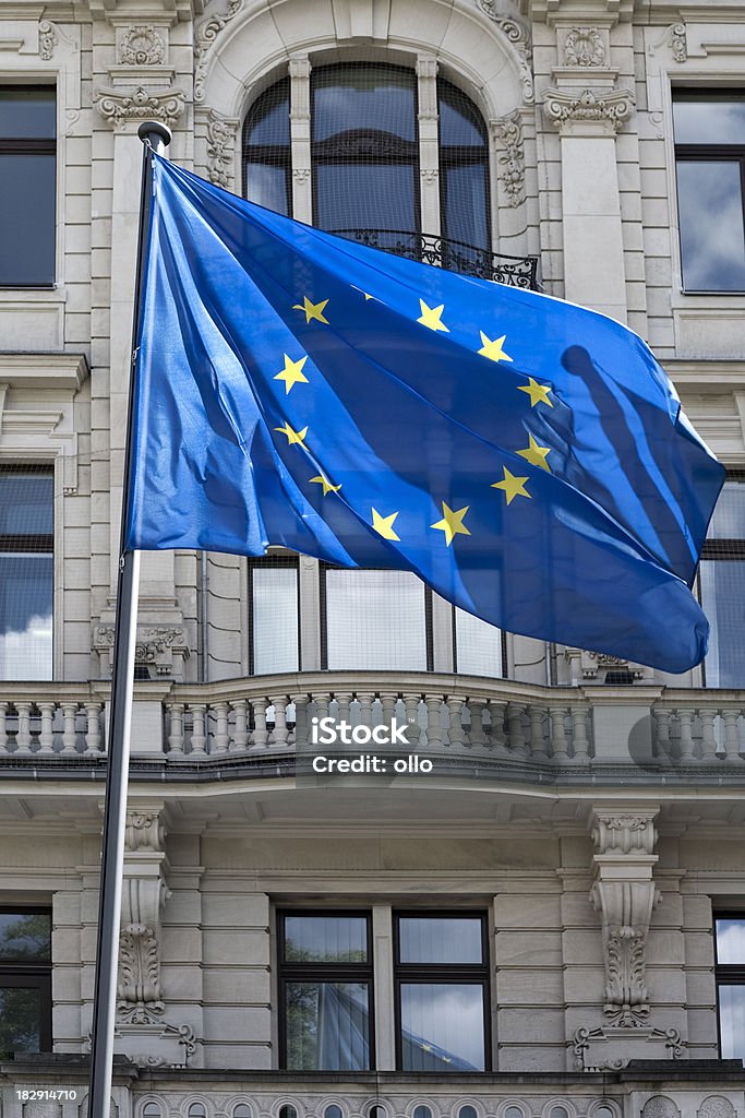 Flagge der Europäischen Union vor einer Regierungsgebäude - Lizenzfrei Aufnahme von unten Stock-Foto