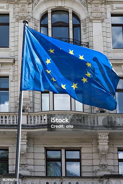 Bandeira Da União Europeia Na Frente De Um Edifício Governamental - Fotografias de stock e mais imagens de Amarelo