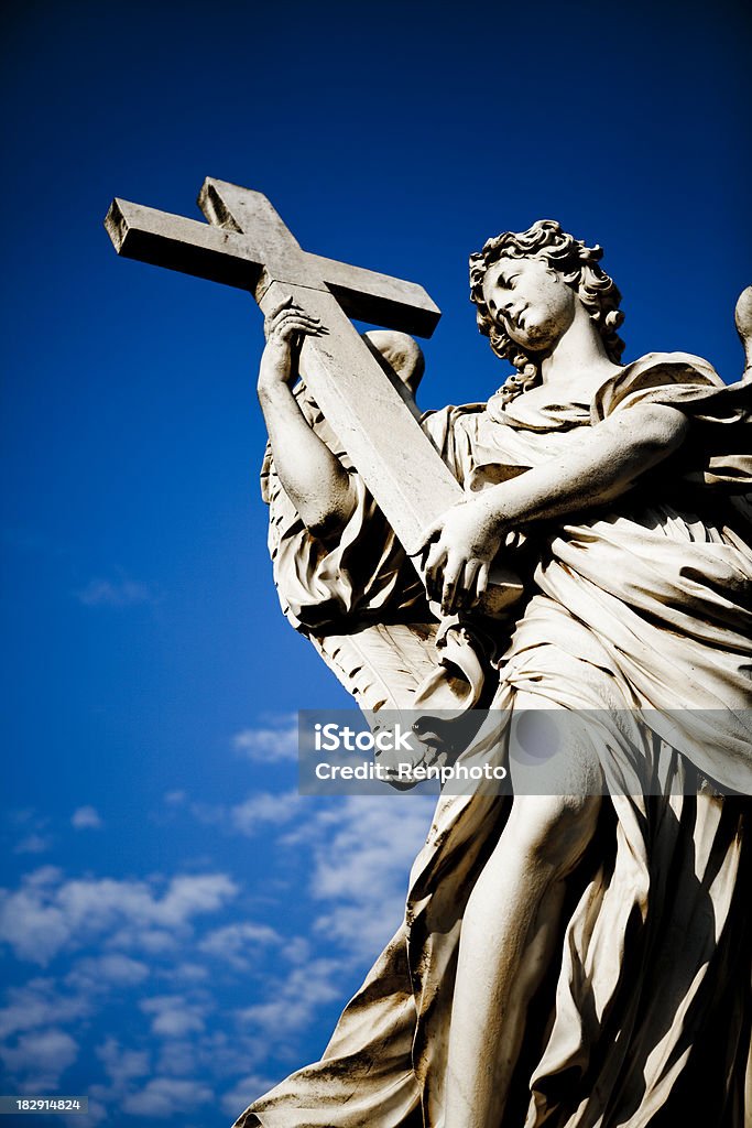 Anjo com Cruz na Ponte de Sant'Angelo em Roma - Royalty-free Adulto Foto de stock