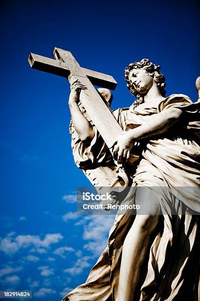 Anjo Com Cruz Na Ponte De Santangelo Em Roma - Fotografias de stock e mais imagens de Adulto - Adulto, Alto-Contraste, Anjo