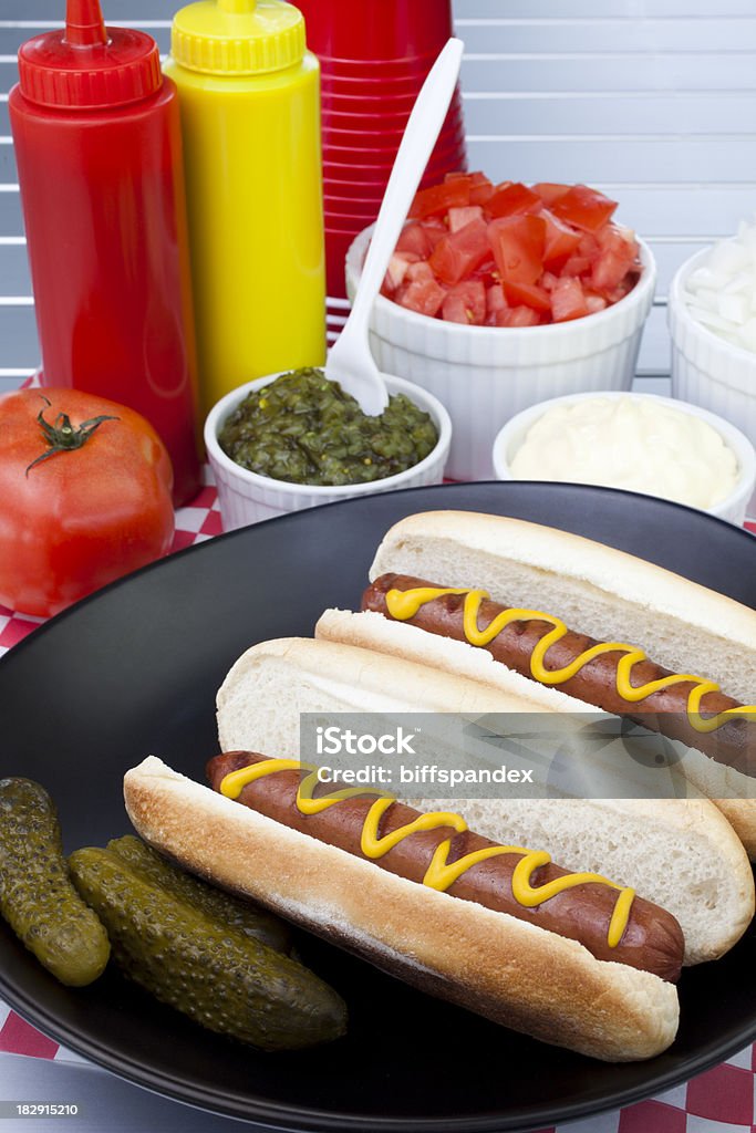 Perros calientes (hot dogs) en un Picnic - Foto de stock de Cebolla libre de derechos
