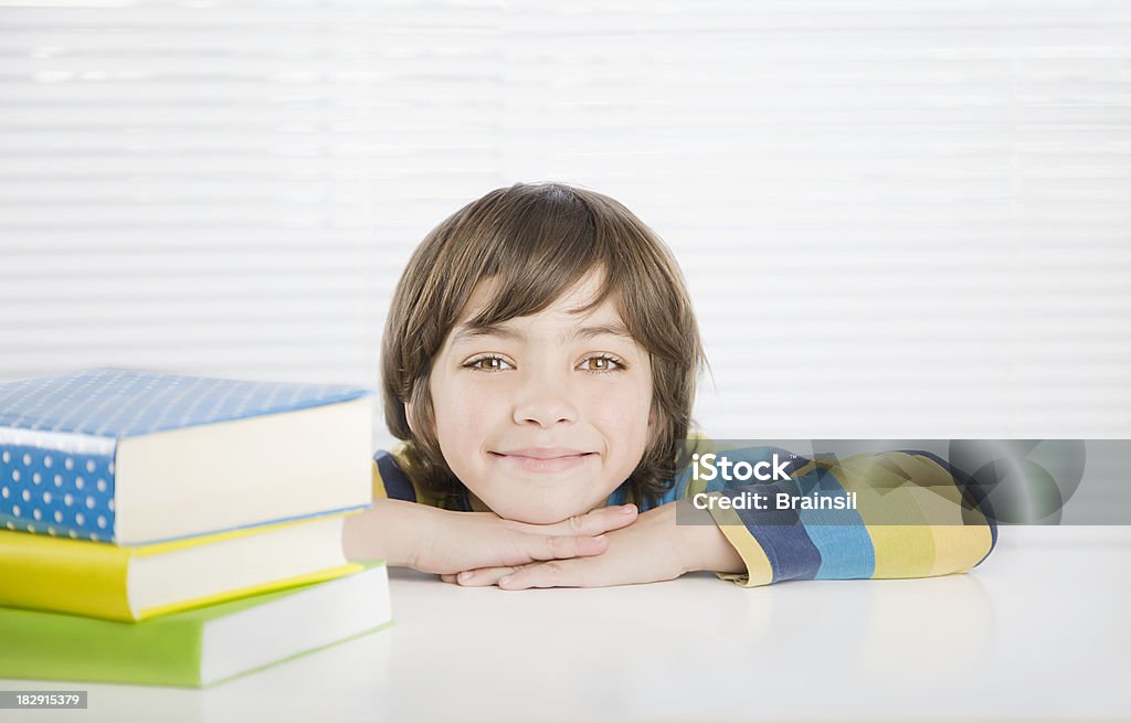 Garçon avec des livres - Photo de 10-11 ans libre de droits