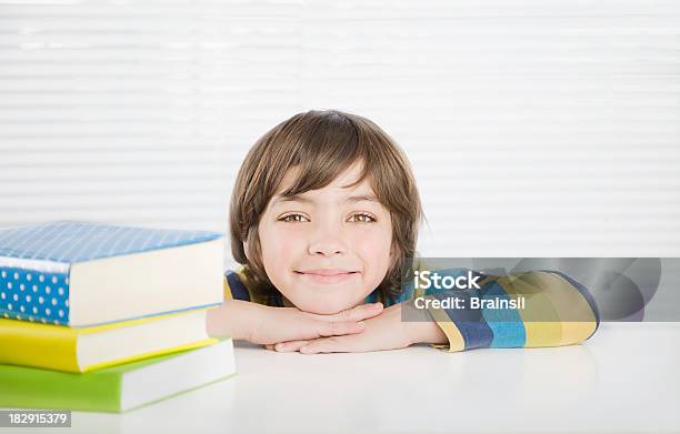 Photo libre de droit de Garçon Avec Des Livres banque d'images et plus d'images libres de droit de 10-11 ans - 10-11 ans, 14-15 ans, 4-5 ans