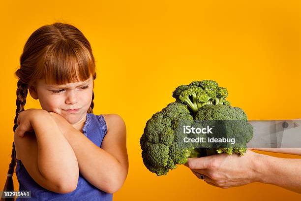 Poco Chica De Pelo Rojo A Estar Asqueados De Brécol Foto de stock y más banco de imágenes de 4-5 años