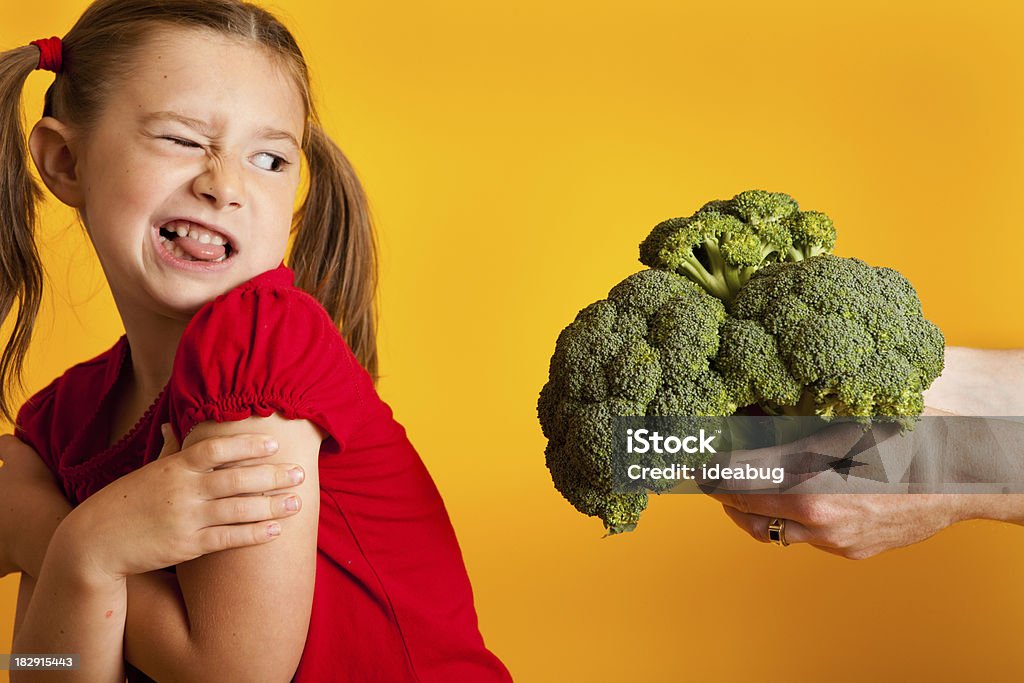 Jovem Menina enjoado com Brócolo - Royalty-free Brócolo Foto de stock