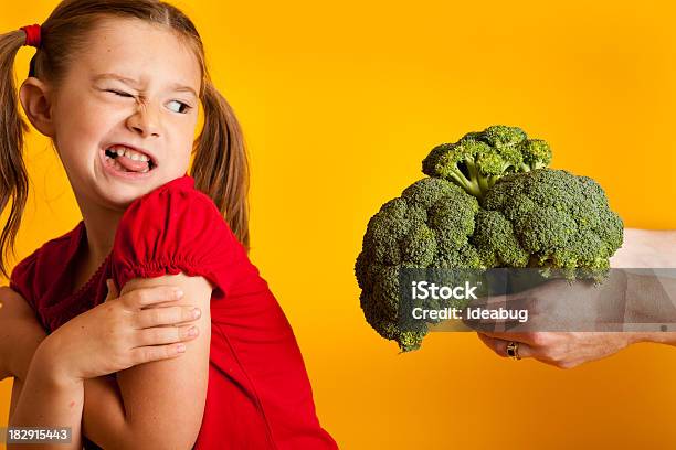 Jovem Menina Enjoado Com Brócolo - Fotografias de stock e mais imagens de Brócolo - Brócolo, Grotesco, Horror