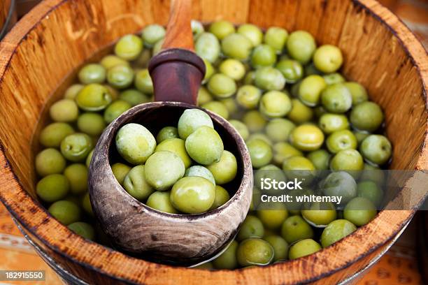 Cuchara De Verde Aceitunas En Una Bañera De Hidromasaje Foto de stock y más banco de imágenes de Aceituna