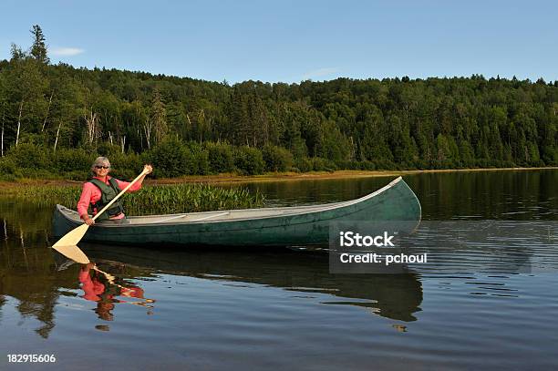 Mujer Piragüismo En El Lago Foto de stock y más banco de imágenes de Actividades recreativas - Actividades recreativas, Adulto, Adulto de mediana edad