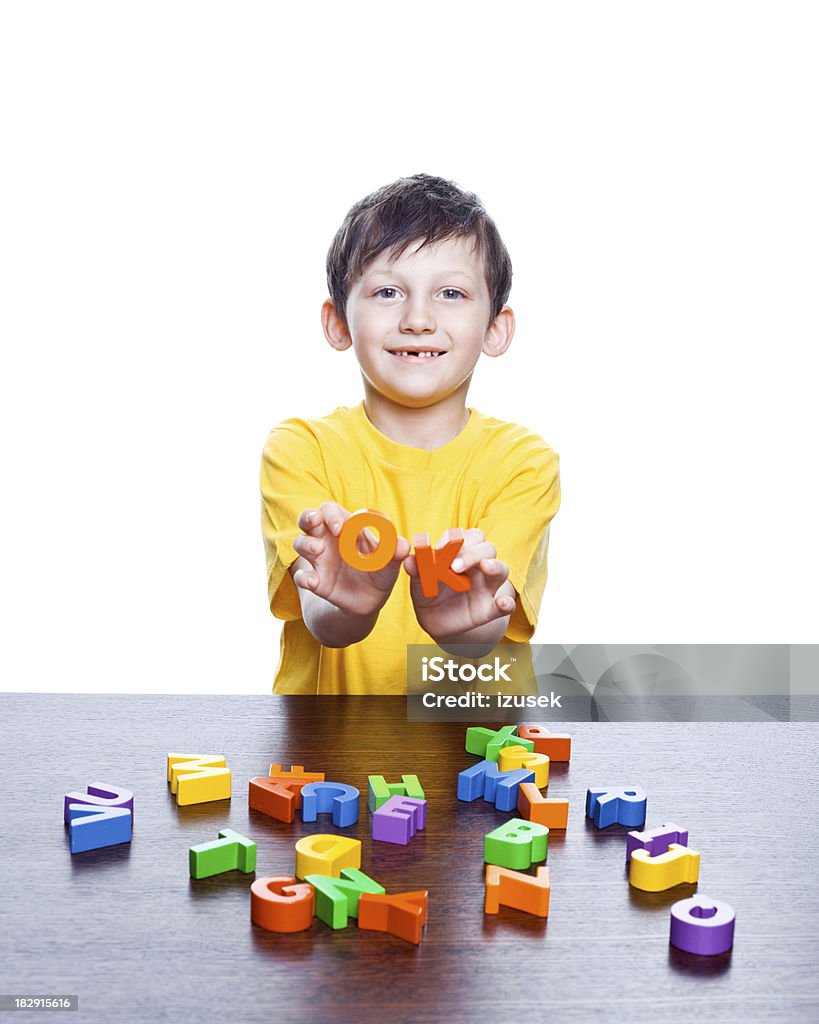 Mały chłopiec bawi się z liter - Zbiór zdjęć royalty-free (6-7 lat)