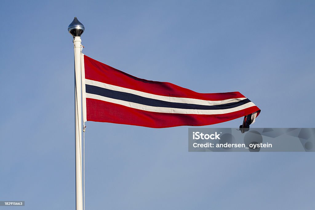 La Bandiera della Norvegia contro il cielo azzurro. - Foto stock royalty-free di Norvegia