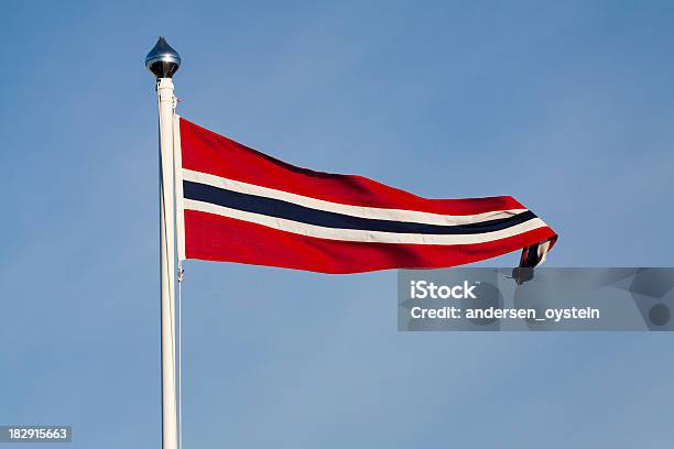 Норвежский Флаг Против Голубого Неба — стоковые фотографии и другие картинки Вымпел - Вымпел, Норвегия, Белый