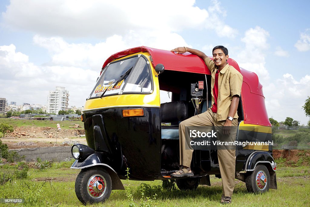 Joven Alegre india Auto conductor de carretilla - Foto de stock de Cultura hindú libre de derechos