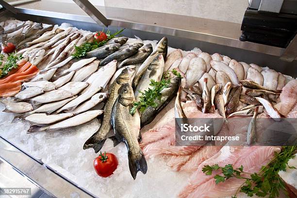 Frischer Fisch Stockfoto und mehr Bilder von Fisch - Fisch, Fischmarkt, Supermarkt