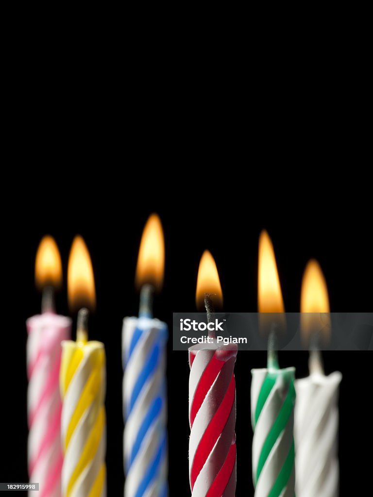 Candele sulla torta di compleanno - Foto stock royalty-free di Candela - Attrezzatura per illuminazione