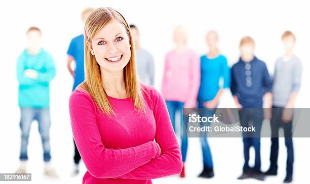 Sorridente Menina Adolescente Com Amigos No Fundo - Fotografias de stock e mais imagens de 14-15 Anos - 14-15 Anos, 16-17 Anos, 18-19 Anos