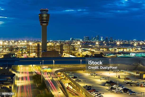 El Aeropuerto Por La Noche Foto de stock y más banco de imágenes de Arizona - Arizona, Aeropuerto, Torre de control de circulación aérea