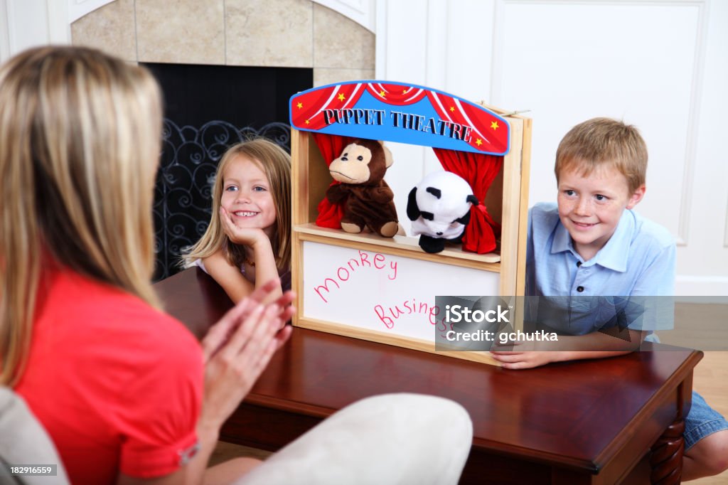 Kinder beim Puppenspiel auf - Lizenzfrei Puppentheater Stock-Foto