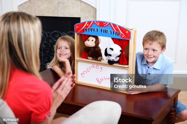 Niños Putting El Espectáculo De Marionetas Foto de stock y más banco de imágenes de Espectáculo de marionetas - Espectáculo de marionetas, Niño, 20 a 29 años