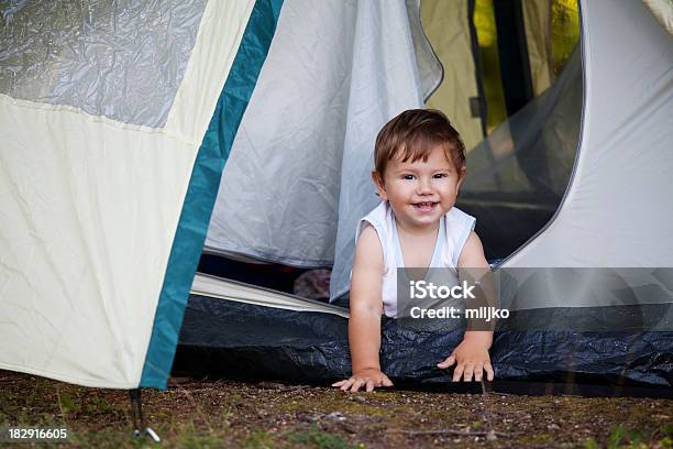 Little Boy En Campamento Foto de stock y más banco de imágenes de 12-17 meses - 12-17 meses, Actividad, Adulto joven