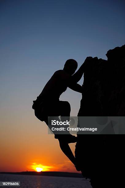 Escalada Hombre En Puesta De Sol Foto de stock y más banco de imágenes de Acantilado - Acantilado, Actividad, Aventura