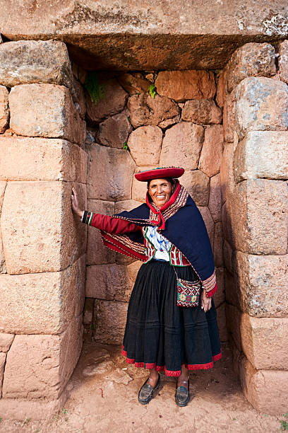 peruano mujer en inca ruinas, el sagrado valley, perú - trajes tipicos del peru fotografías e imágenes de stock