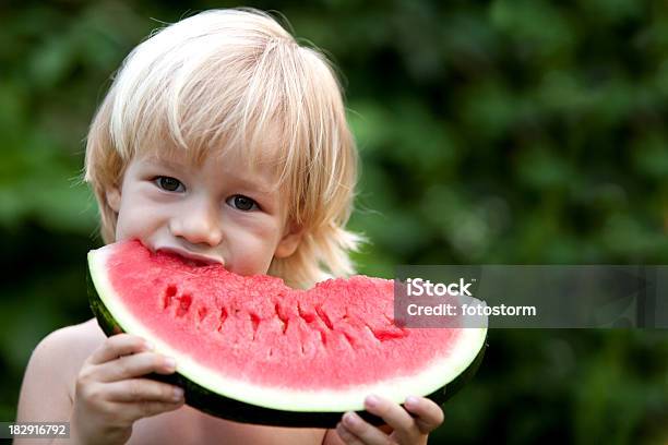 Photo libre de droit de Manger Une Pastèque Sweet banque d'images et plus d'images libres de droit de Manger - Manger, Pastèque, Cheveux blonds