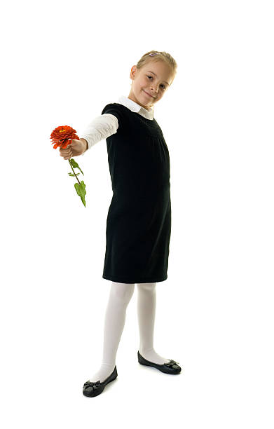 sept ans de la vieille fille dans une robe noire avec fleur - 6 7 years little girls child standing photos et images de collection