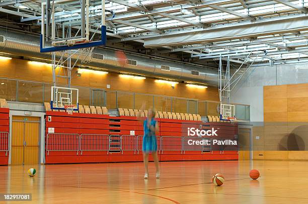 Photo libre de droit de Femme Jouant Au Basketball banque d'images et plus d'images libres de droit de Activité - Activité, Activité physique, Adulte