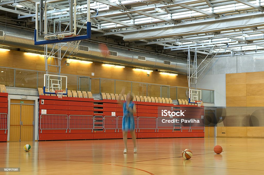 Mulher jogando basquete - Foto de stock de Adulto royalty-free