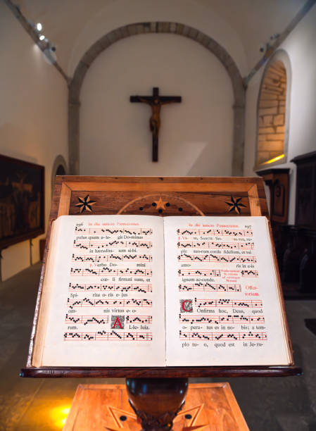 старинный песенник григорианских песнопений - sheet music hymnal antique old стоковые фото и изображения