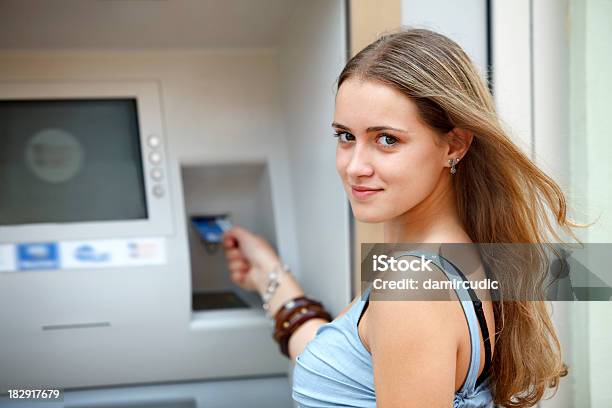 젊은 여자 채취하는 돈을 신용 카드 Atm 비동기 전달 모드 십대에 대한 스톡 사진 및 기타 이미지 - 십대, 청소년기, 통화