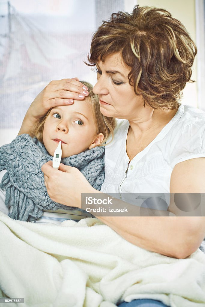Бабушка заботится о больных Внучка - Стоковые фото 55-59 лет роялти-фри