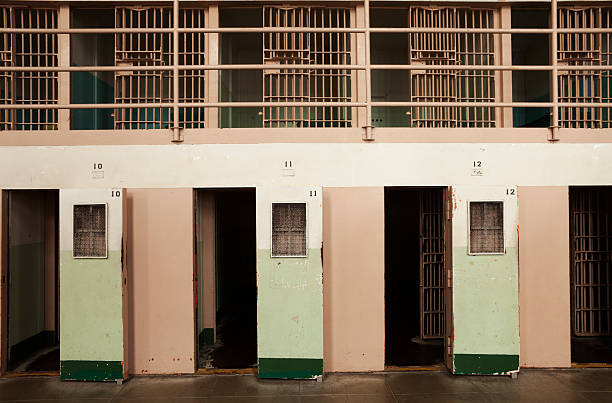 o buraco: em regime de isolamento as células de alcatraz, san francisco - solitary confinement - fotografias e filmes do acervo