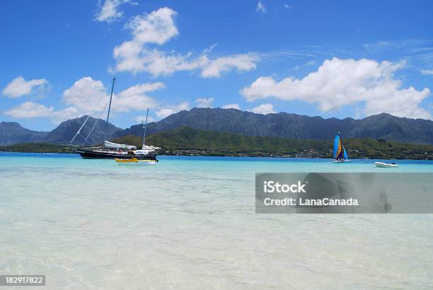 Kaneohe Baycity In Hawaii Usa Banco De Areia - Fotografias de stock e mais imagens de Apanhar Sol - Apanhar Sol, Areia, Azul