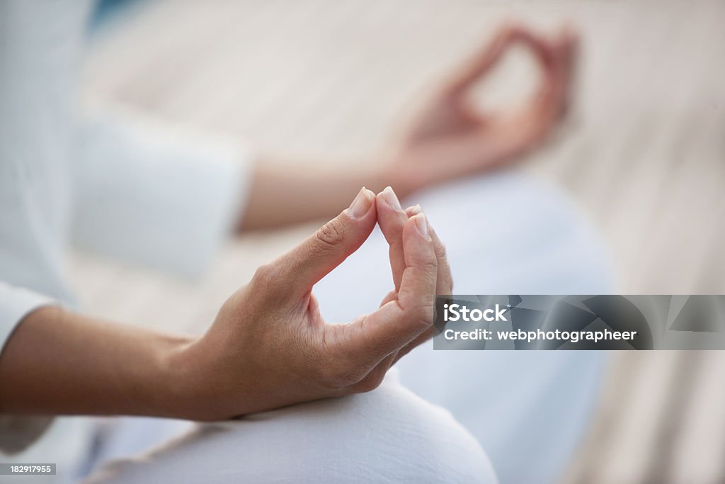 Nahaufnahme einer Frau in yoga-Pose - Lizenzfrei Meditieren Stock-Foto
