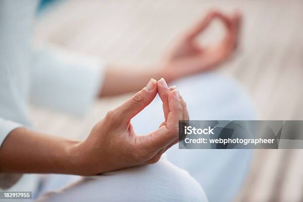 Nahaufnahme Einer Frau In Yogapose Stockfoto und mehr Bilder von Meditieren - Meditieren, Yoga, Zen