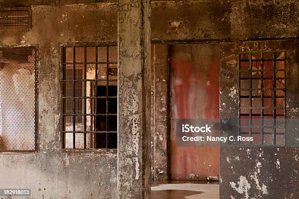 Foto de Interior Do Grunge Prisão Abandonado e mais fotos de stock de Abandonado - Abandonado, Casca de fruta, Cela de Prisão
