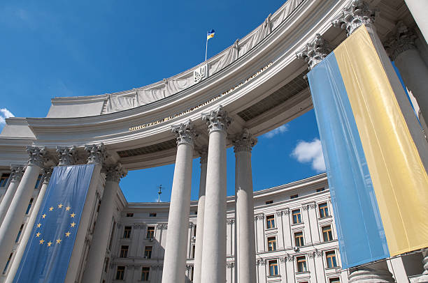 Ukrainienne et Drapeau de l'Union européenne à Kiev Ministère des affaires étrangères - Photo