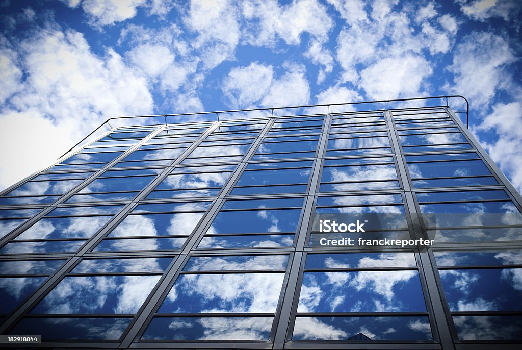 oslo, lo que refleja los rascacielos en cielo nublado Fachada - Foto de stock de Acero libre de derechos