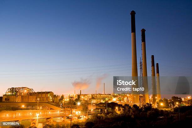 Foto de Refinaria Alumina e mais fotos de stock de Refinaria - Refinaria, Indústria, Chaminé