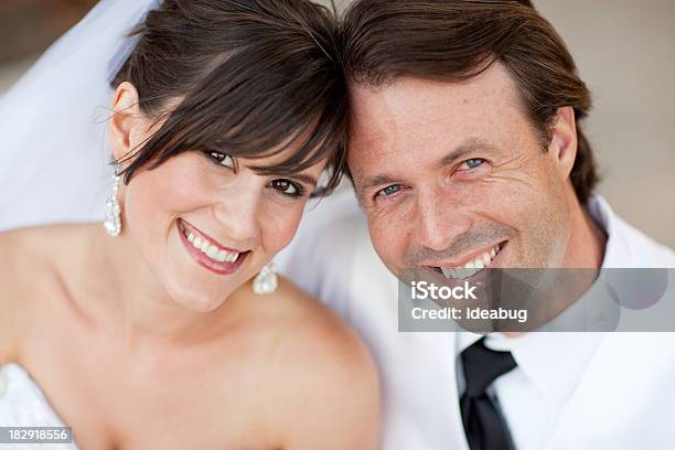 Sposa E Lo Sposo Felice Sorridente Insieme - Fotografie stock e altre immagini di 25-29 anni - 25-29 anni, 30-34 anni, Abbigliamento formale