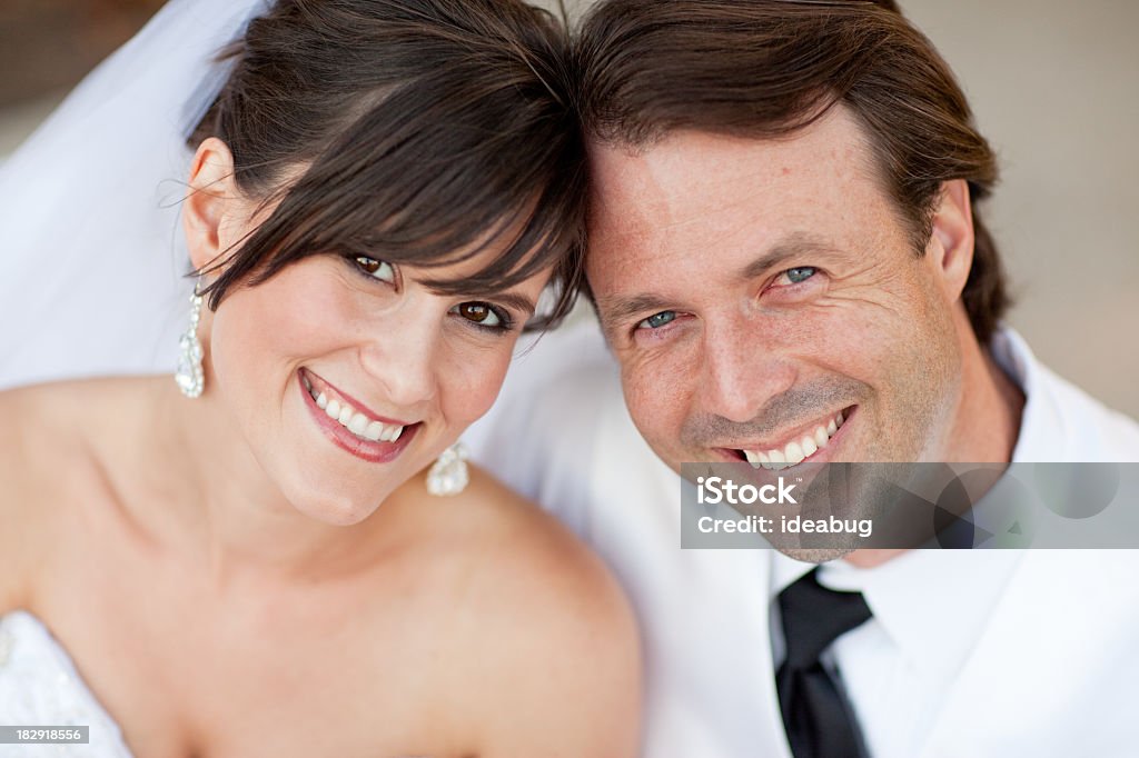 Feliz sorrindo juntos noiva e o noivo - Foto de stock de 20 Anos royalty-free