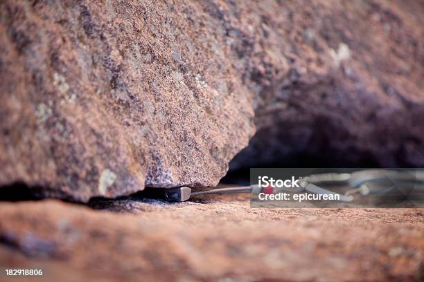 Foto de Item De Troca De Equipamento De Escalada Closeup e mais fotos de stock de Escalação em rocha - Escalação em rocha, Porca de Parafuso, Rocha