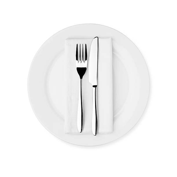 ambiente para la cena; cuchillo, placa blanca, tenedor y serviette - empty fork fotografías e imágenes de stock
