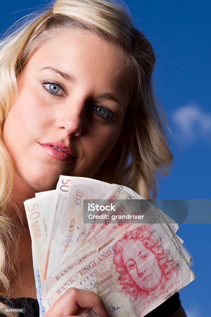 Giovane donna con sterlina britannica e di euro - Foto stock royalty-free di Banconota della sterlina inglese