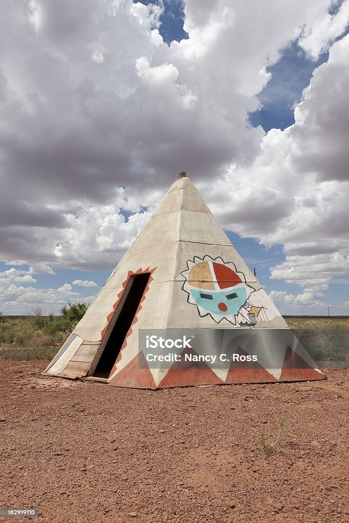 ネイティブアメリカン Teepee 、ドラマティックな砂漠の空のルート 66 - アメリカ南西部のロイヤリティフリーストックフォト